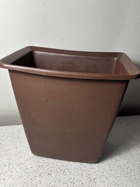 Brown vintage Rubbermaid garbage/trash can
